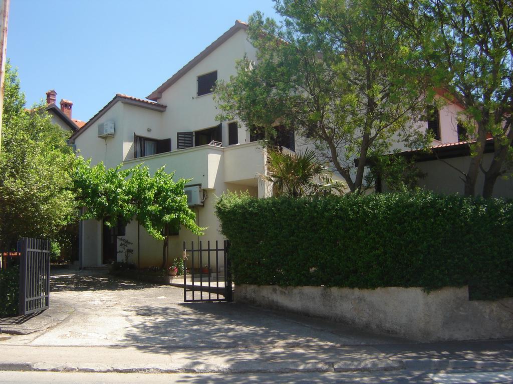 Apartments Tena With Private Parking Póla Kültér fotó